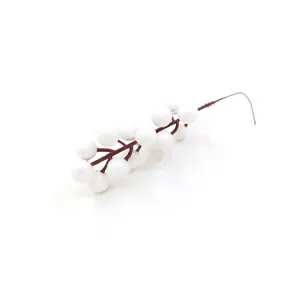 Close-up van kleine kunstmatige witte bessen op een steel voor kerst DIY knutseldecoratie