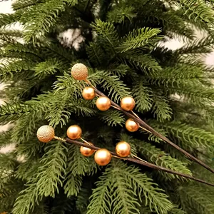 Vue détaillée de branches de baies de Noël dorées pour la décoration de fête DIY