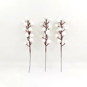 Detailopname van drie kunstmatige witte bessenclusters voor kerst-doe-het-zelf-creaties