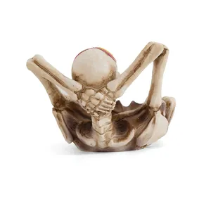 Vista trasera detallada de un cenicero de calavera de resina para decoración