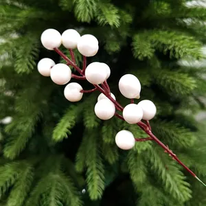 Gedetailleerd overzicht van een witte kunstmatige bessensteel voor feestelijke kerstboomdecoratie