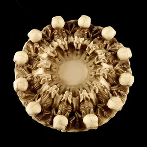 Dettaglio posacenere gotico in resina con cerchio di scheletri decorativo