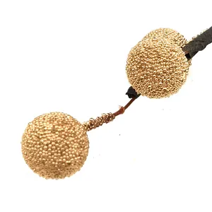 Gros plan d'une branche de baies de Noël dorées à perles pour la décoration DIY