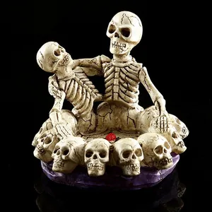 Dettaglio di un portacenere a forma di scheletro gotico in resina per decoro Halloween.