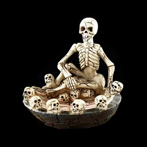Dettaglio di un portacenere gotico in resina con scheletri per decorazione di Halloween