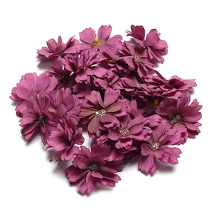 Detaillierte Makroansicht von dunkelvioletten künstlichen Gänseblümchen für DIY