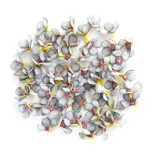Gruppo di mini teste di margherite in seta grigia da 2 cm per decorazioni