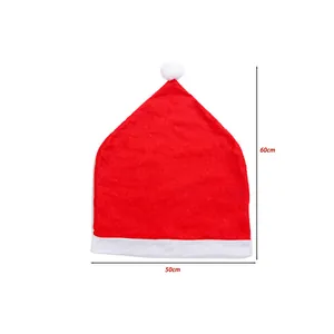 Rode kerststoelhoes van non-woven stof met afmetingen van 50 cm bij 60 cm groot