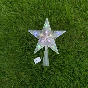 Dekorativer LED-Weihnachtsbaumstern aus klarem Kunststoff auf einer grünen Rasenfläche
