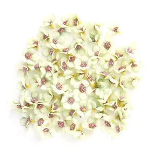Dettaglio di fiori artificiali di margherita in seta verde da 2 cm per decorazione
