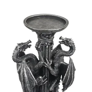 Vista detallada de un candelabro de resina con dos dragones y acabado plateado