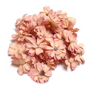 Nahaufnahme von künstlichen aprikosenrosa Gänseblümchenköpfen für DIY-Bastelarbeiten