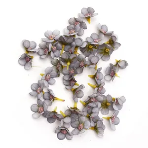 Dettaglio macro ravvicinato di mini teste di margherite in seta artificiale da 2cm per DIY
