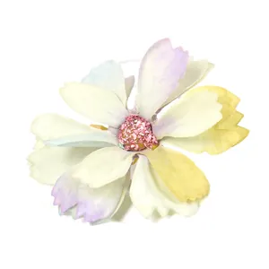 Nahaufnahme eines pastellfarbenen Kunstblumenkopfs mit rosa Glitzer für DIY-Bastelarbeiten
