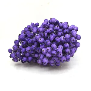 Detailopname van berijpte paarse schuimbessen voor DIY bruiloft bloemdecoratie