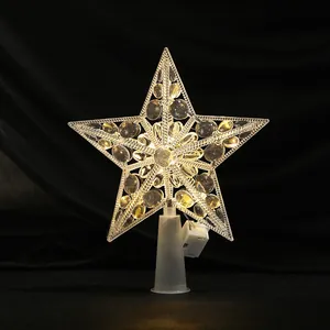 Detaillierte Ansicht einer leuchtenden hohlen Christbaumspitze mit warmem LED-Licht