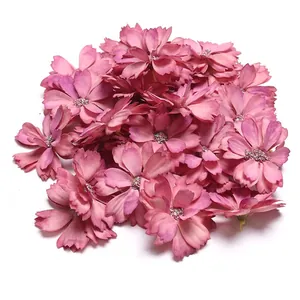 Detailansicht von rosa künstlichen Gänseblümchen-Blütenköpfen für DIY-Hochzeiten