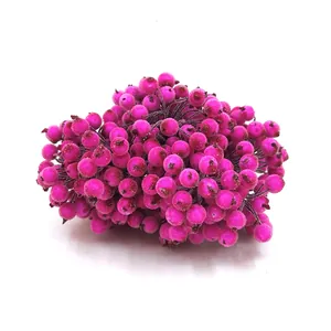 Gedetailleerd beeld van fuchsia kunstmatige schuimbessen voor doe-het-zelf bloemstukken.