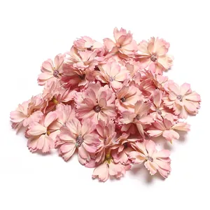 Detailansicht von rosa Seidengänseblümchen-Blütenköpfen für DIY-Bastelarbeiten und Hochzeiten.