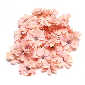 Detailansicht kleiner rosa künstlicher Seidengänseblümchen für die Hochzeitsdekoration.