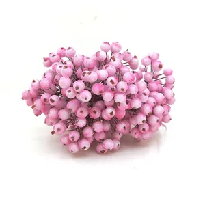 Detail van kunstmatige roze berijpte bessenstelen voor bloemstukken en knutselen.