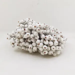 Detailopname van matwitte schuimbessen voor creatieve doe-het-zelf bloemdecoraties.