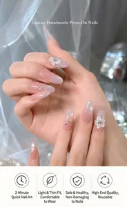 Elegante handgemaakte kunstnagels met doorschijnend roze verloop en 3D-bloemen