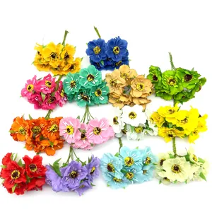 Dettaglio di fiori di ciliegio artificiali colorati per creare ghirlande fai-da-te