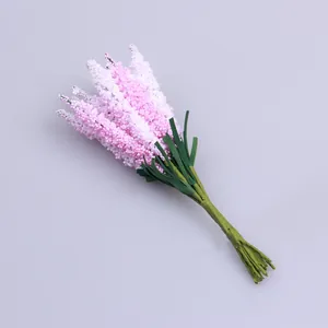 Detailansicht eines rosa-weißen künstlichen Lavendelzweigs für DIY-Kränze und Heimdekoration