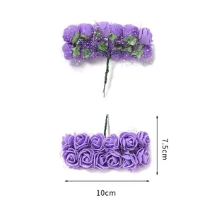 Gedetailleerde afmetingen van paarse schuimroos boeket: 10 cm breedte en 7,5 cm hoogte