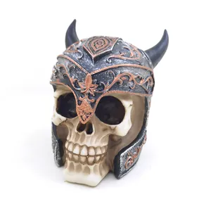 Detaillierte Makroansicht einer Harzschädel-Figur mit einem aufwendigen Wikingerhelm