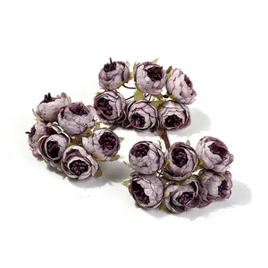 Primo piano di mini peonie artificiali viola vintage per decorazioni fai-da-te