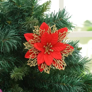 Primo piano di una stella di Natale artificiale rossa e oro per decorare l'albero di Natale