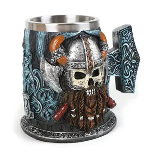 Macro-opname van het gedetailleerde Viking-schedelreliëf op een bierpul