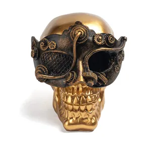 Gedetailleerd steampunk-masker op een gouden schedel van hars voor Halloween decoratie