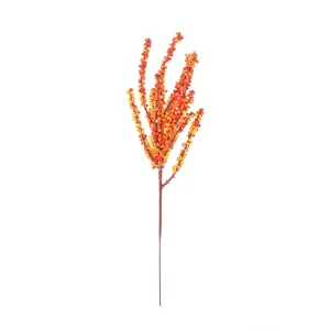 Gedetailleerd zicht op een levendige oranje bessenstam voor rustieke DIY bloemstukken