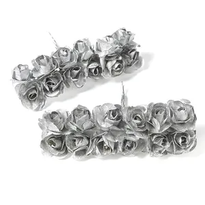 Detailansicht handgefertigter Mini-Silberpapierrosen für Hochzeit und DIY-Dekoration.