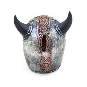 Detailansicht der Rückseite eines Viking-Helm-Sparschweins aus Harz mit dem Münzschlitz.