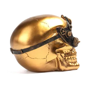 Gedetailleerde weergave van een gouden Halloween hars schedel met steampunk tandwielbril