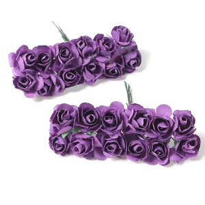 Detailaufnahme von handgemachten violetten Mini-Papierrosen für DIY-Hochzeitsdeko