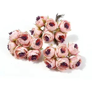 Dettaglio di mazzi di mini fiori artificiali rosa per artigianato fai da te e decorazioni