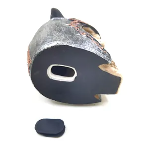 Unteransicht des Totenkopf-Sparschweins aus Harz mit Münzschlitz und Gummistopfen