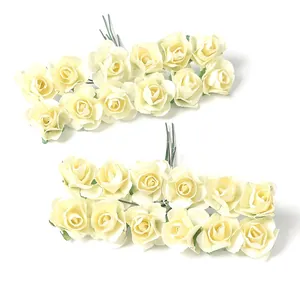 Nahaufnahme kleiner cremegelber künstlicher Papierrosen für DIY Hochzeitsdekorationen