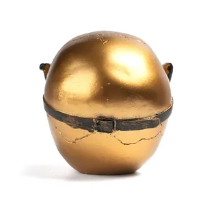 Gedetailleerd achteraanzicht van een gouden hars schedel met een zwarte riem