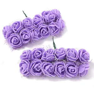Detail van 2,5 cm paarse PE-schuimrozen met gaas voor decoratie van handgemaakte bloemenkransen