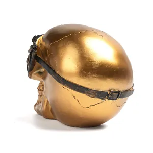 Gedetailleerd achteraanzicht van een gouden hars schedel ornament voor Halloween