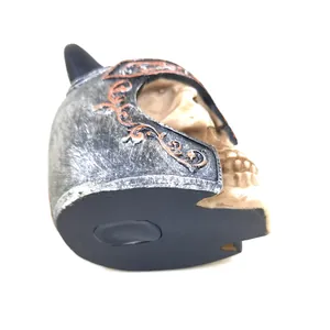 Detailansicht eines Totenkopf-Sparschweins aus Harz mit dekorativem Kriegerhelm-Dekor.
