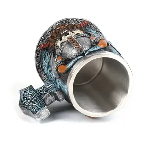 Detail van een Viking-pul met reliëfhelm en roestvrijstalen binnenkant