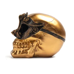 Detail van gouden schedel van hars met steampunk-brilversiering voor Halloween decor