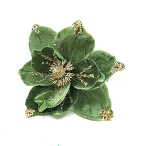 Gros plan d'une fleur de magnolia artificielle en velours vert et paillettes